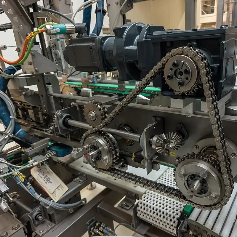engine with chains & pulleys 800x800 (1)
